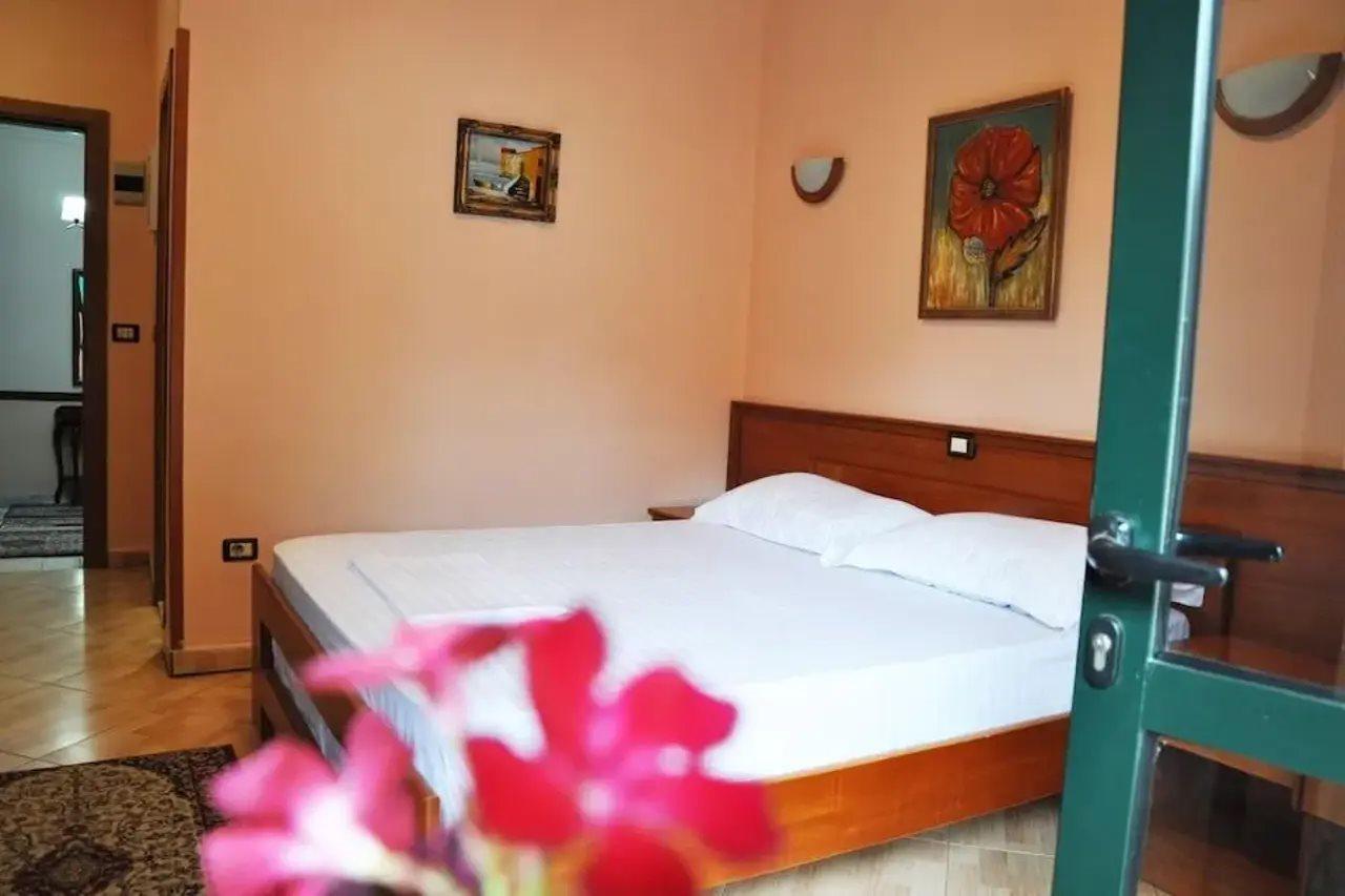 Lugano Hotel Тирана Екстер'єр фото
